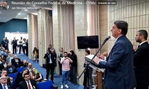 Em discurso a médicos, Bolsonaro enaltece não ter se vacinado contra a Covid