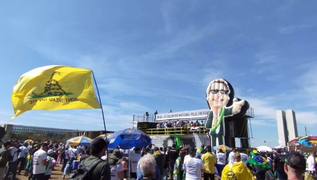 Evento armamentista tem pedido de voto a Bolsonaro e sorteio irregular de arma