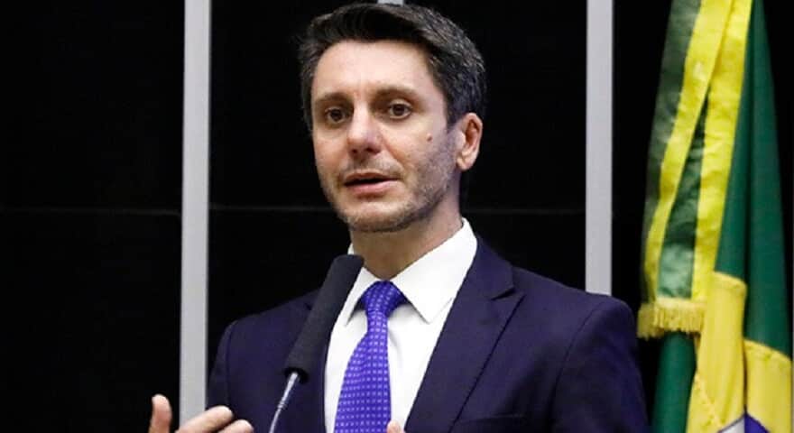 Justiça determina remoção de outdoors com autopromoção de Alex Manente