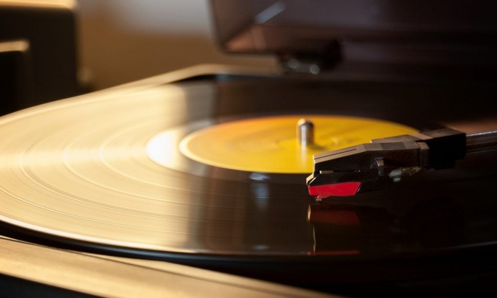Livro resgata história de gravadora que lançou grandes discos no Brasil