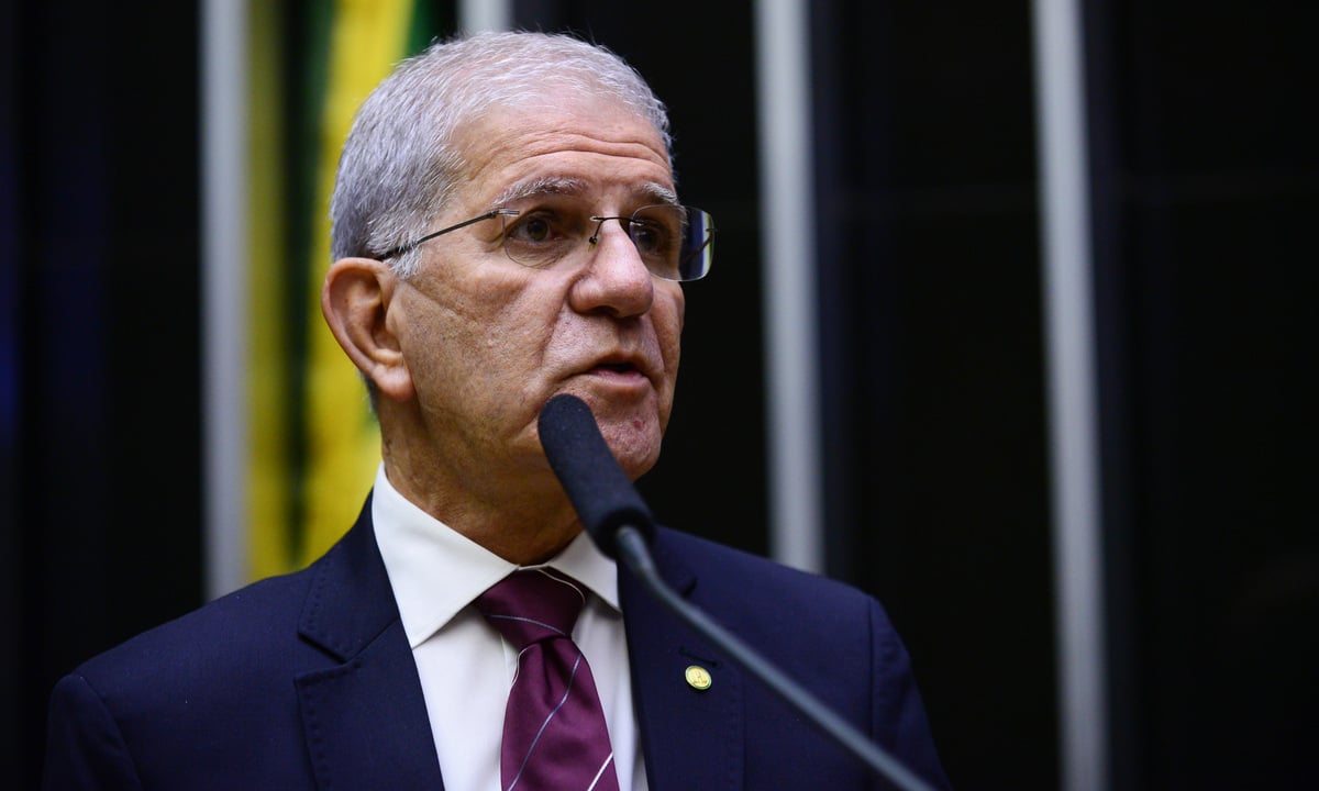 PEC que turbina programas sociais é ‘sinuca de bico’ para a oposição e terá impacto eleitoral, diz deputado