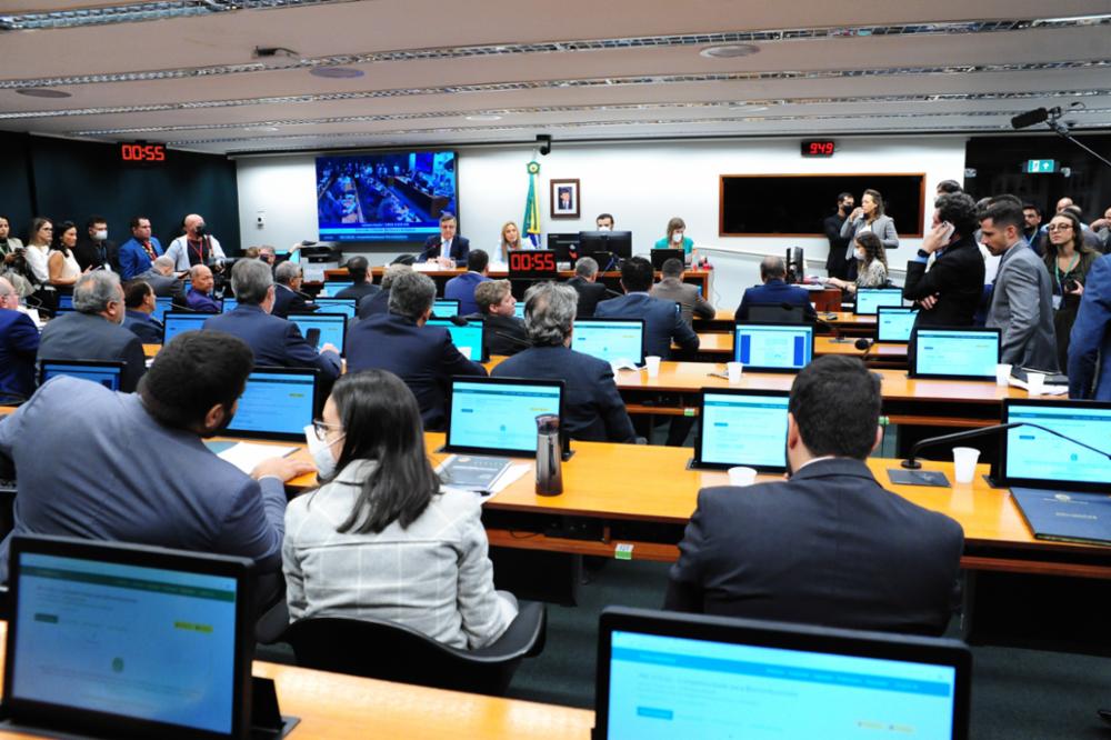 Comissão da Câmara aprova a PEC Eleitoral; texto segue para o plenário
