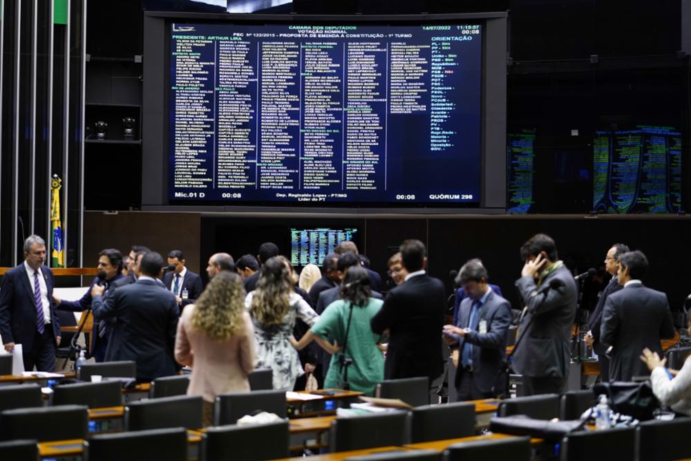Câmara aprova PEC que proíbe União de criar gasto público para estados e municípios sem previsão de receita