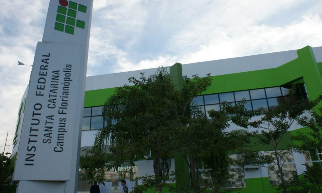 Como uma rede de políticos articulou ataques virtuais contra professores em SC