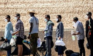 Mais de mil migrantes desembarcam na Itália em poucas horas