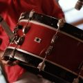 Documentário traz relatos curiosos de três músicos que tocam zabumba
