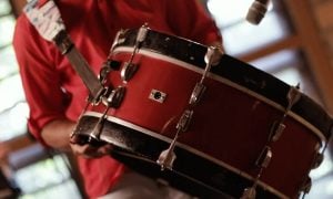 Documentário traz relatos curiosos de três músicos que tocam zabumba