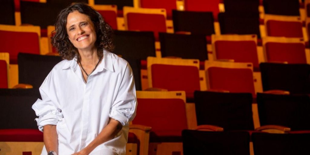 Em livro, Zélia Duncan expõe sensações e práticas na música