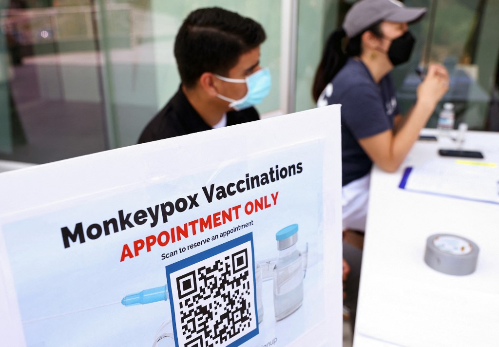 Trabalhadores da saúde orientam sobre a vacinação contra a varíola dos macacos em West Hollywood, na California. Foto: Mario Tama/Getty Images North America/AFP 