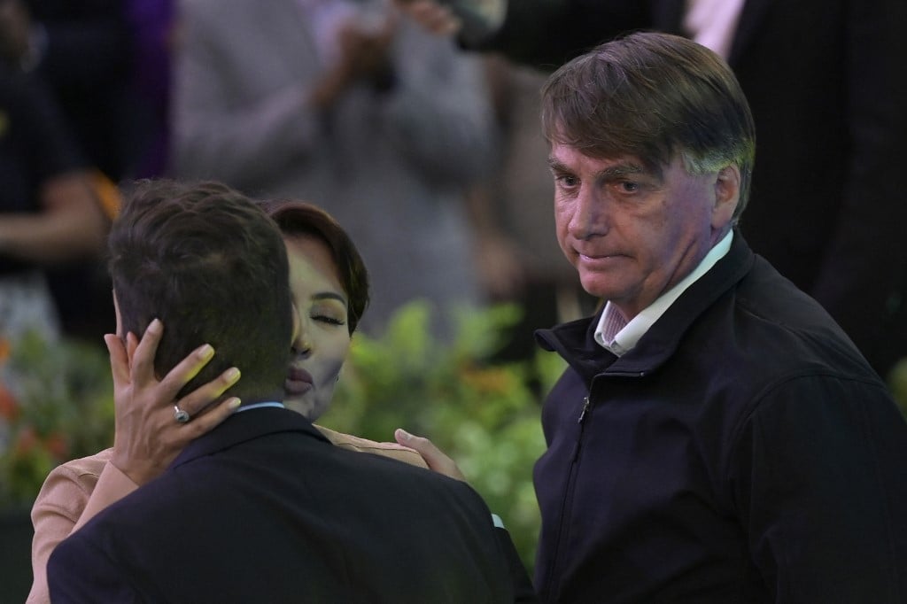 Bolsonaro diz se arrepender de ter autorizado Queiroz a depositar cheques na conta de Michelle