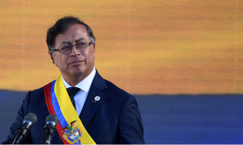 Gustavo Petro toma posse como primeiro presidente de esquerda da Colômbia