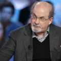 Escritor Salman Rushdie em estado grave após ser esfaqueado