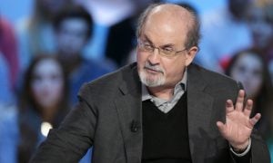 Escritor Salman Rushdie em estado grave após ser esfaqueado