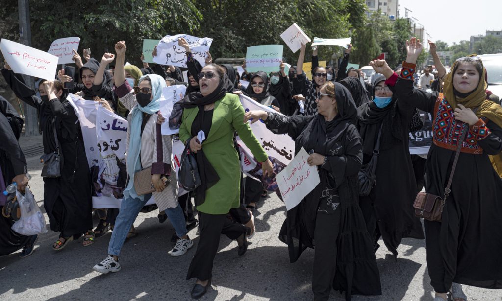 ONU pede a talibãs fim das ‘terríveis’ restrições impostas às mulheres