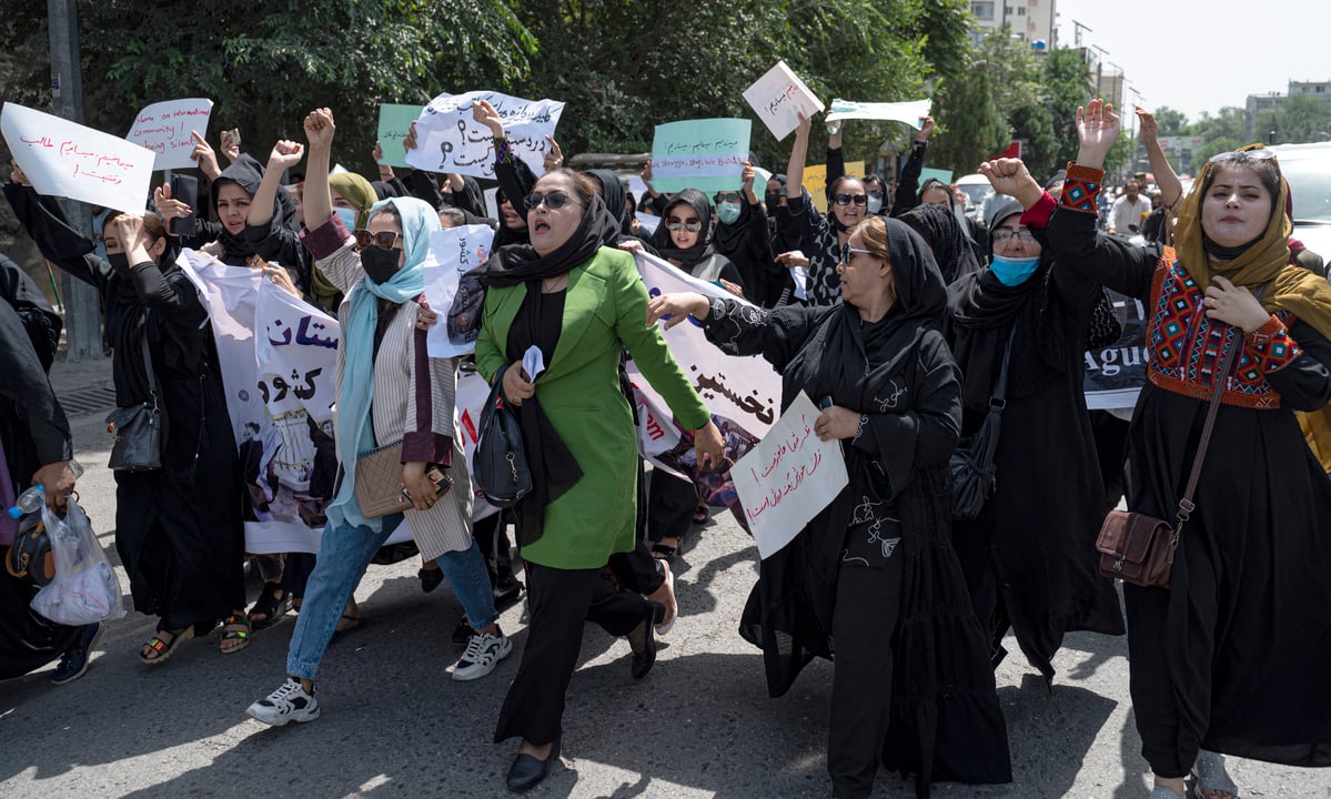 ONU pede a talibãs fim das ‘terríveis’ restrições impostas às mulheres