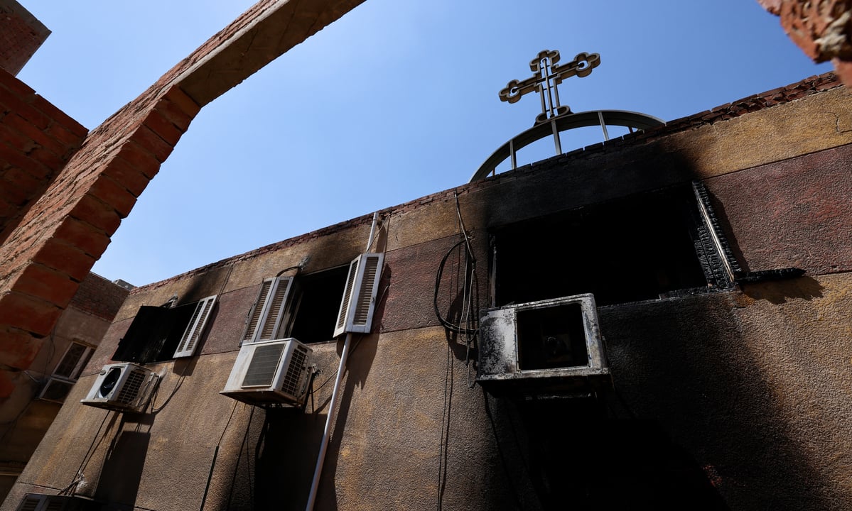 Incêndio em igreja no Cairo mata 41 pessoas