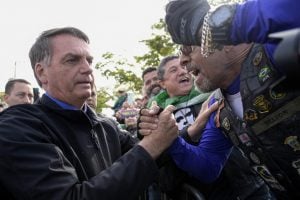 Dias após a posse de Moraes no TSE, Bolsonaro volta a atacar sem provas o sistema eleitoral