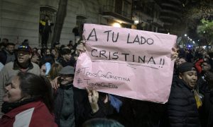 Pedido de 12 anos de prisão para Cristina Kirchner leva tensão e protestos às ruas