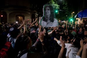 Milhares vão às ruas na Argentina em apoio a Cristina Kirchner, ameaçada de prisão