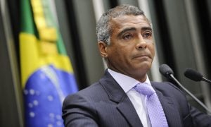 Romário tem melhora no estado de saúde, mas continua internado