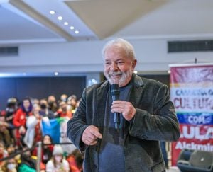 Em meio a disputa pelo comando, PROS formaliza apoio a Lula