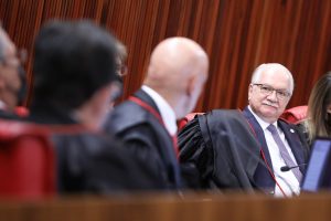 Fachin: “Democracia se verga, mas não quebra com fake news”