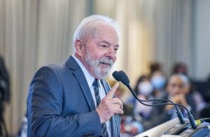 FSB: Lula lidera com 42% no 1º turno e venceria qualquer adversário no 2º