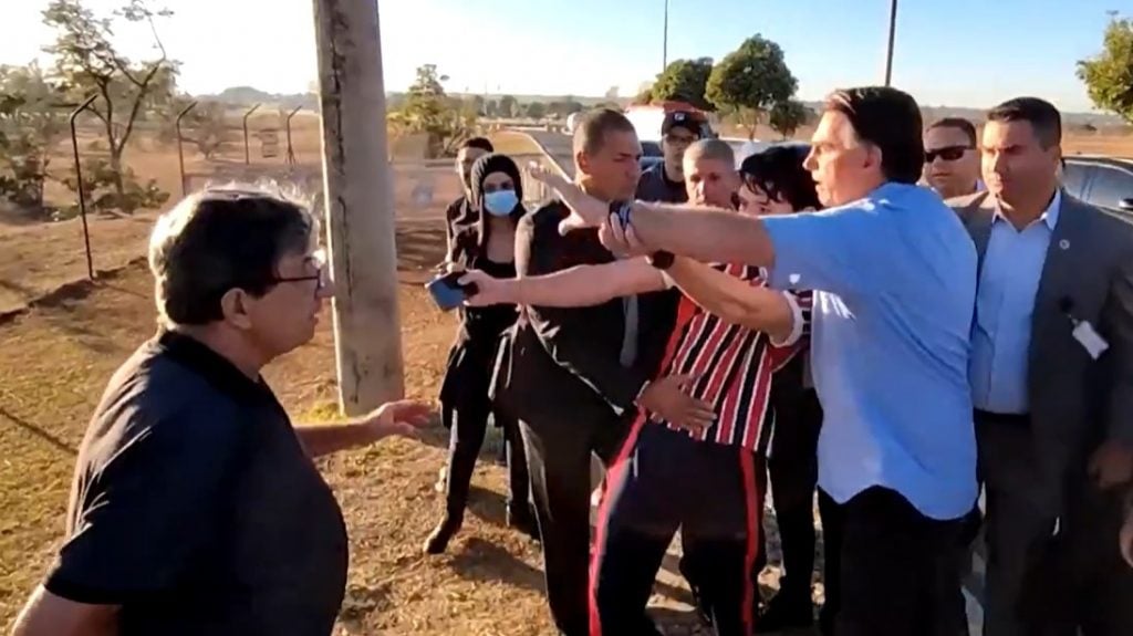 Chamado de ‘tchutchuca do Centrão’ no cercadinho, Bolsonaro tenta tomar celular