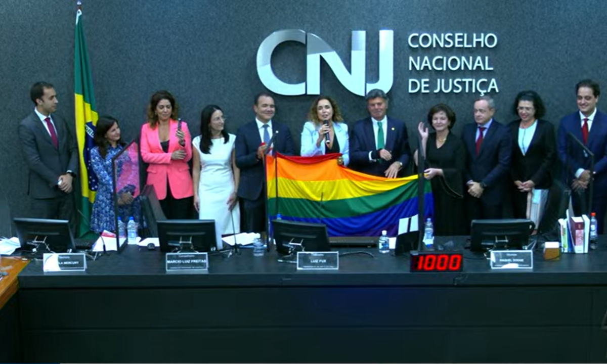 Homicídio é o crime mais frequente contra gays e travestis, aponta relatório