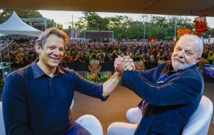 'Não temos o direito de ficar quietos com a destruição em marcha no País', diz Lula na USP