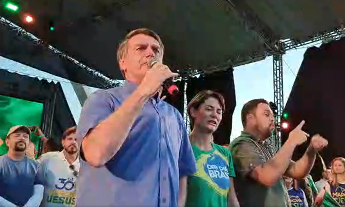Bolsonaro distorce decreto de Lula em discurso homofóbico durante ato em igreja evangélica
