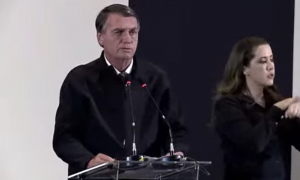 Bolsonaro ignora pergunta sobre pedido de indiciamento da PF e volta a defender medicamento sem eficácia comprovada
