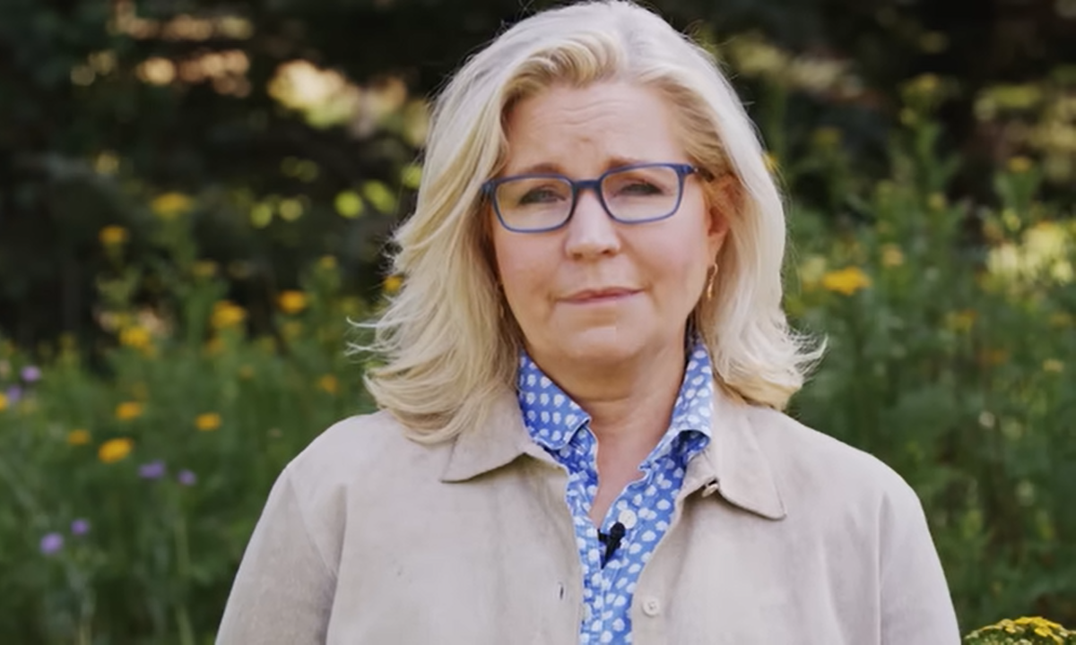 Congressista Liz Cheney faz campanha à sombra de Trump no país dos caubóis