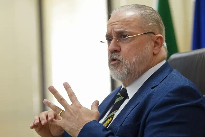 Aras diz ser alvo de 'sabotagem' interna em reta final de mandato na PGR –  Política – CartaCapital