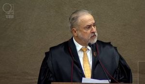 'Estamos irmanados na defesa do sistema eleitoral e no combate à desinformação', diz Aras a Moraes