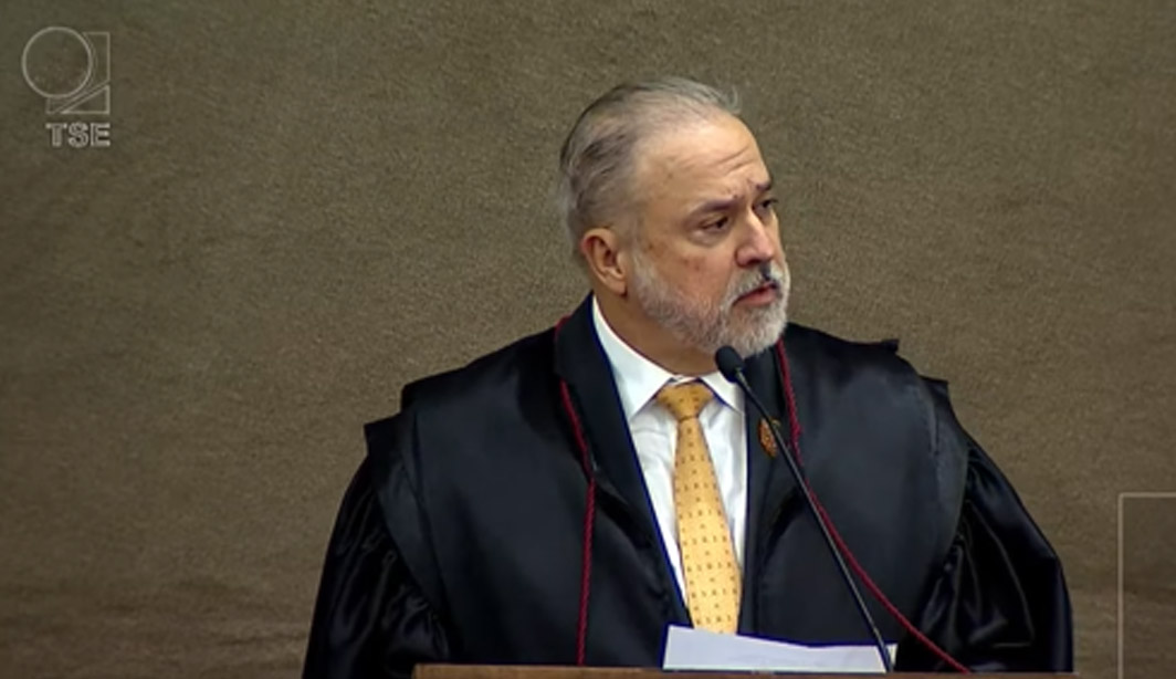 ‘Estamos irmanados na defesa do sistema eleitoral e no combate à desinformação’, diz Aras a Moraes