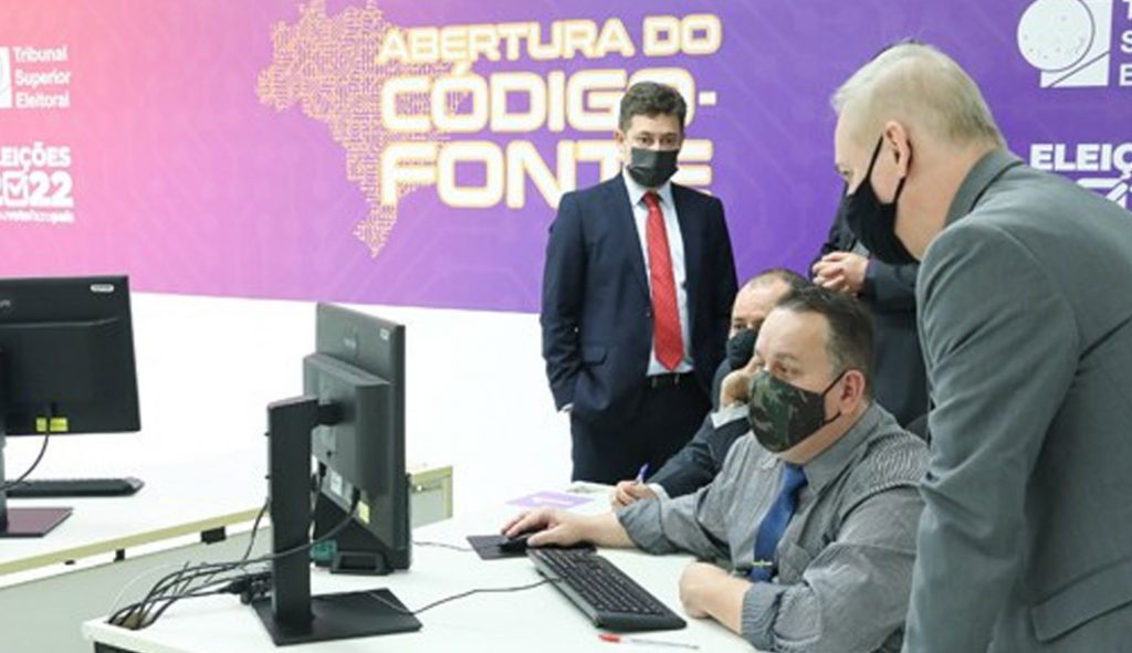 Após pedido de 'urgência', militares vão ao TSE e inspecionam dados das urnas, disponíveis há 10 meses