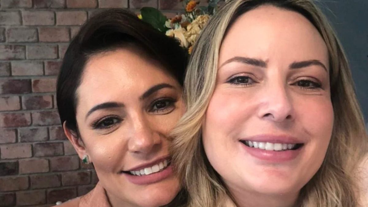 Michelle Bolsonaro abraça esposa de Guilherme de Pádua em foto