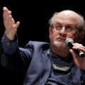 Salman Rushdie respira com ajuda de aparelho e não consegue falar: ‘As notícias não são boas’, diz agente