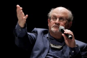 Salman Rushdie respira com ajuda de aparelho e não consegue falar: 'As notícias não são boas', diz agente