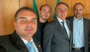 Senador vai ao STF contra Bolsonaro e pede investigação sobre imóveis pagos em dinheiro vivo