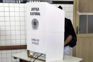 PoderData: 54% não votariam em candidato que não acredita em Deus