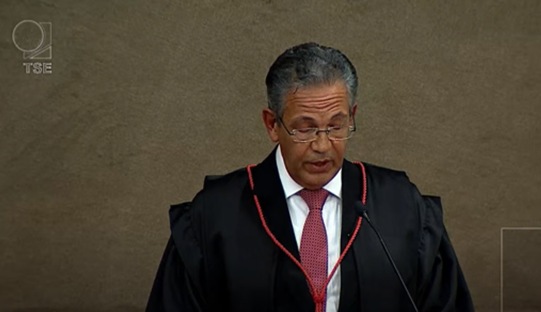 Ninguém melhor que Moraes para conduzir as eleições de modo firme e democrático, diz ministro do TSE