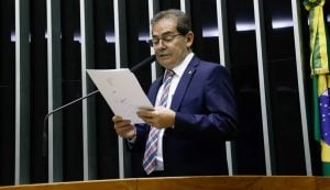 Deputado aciona o STF para suspender proposta que permite ao Congresso anular decisões da Corte