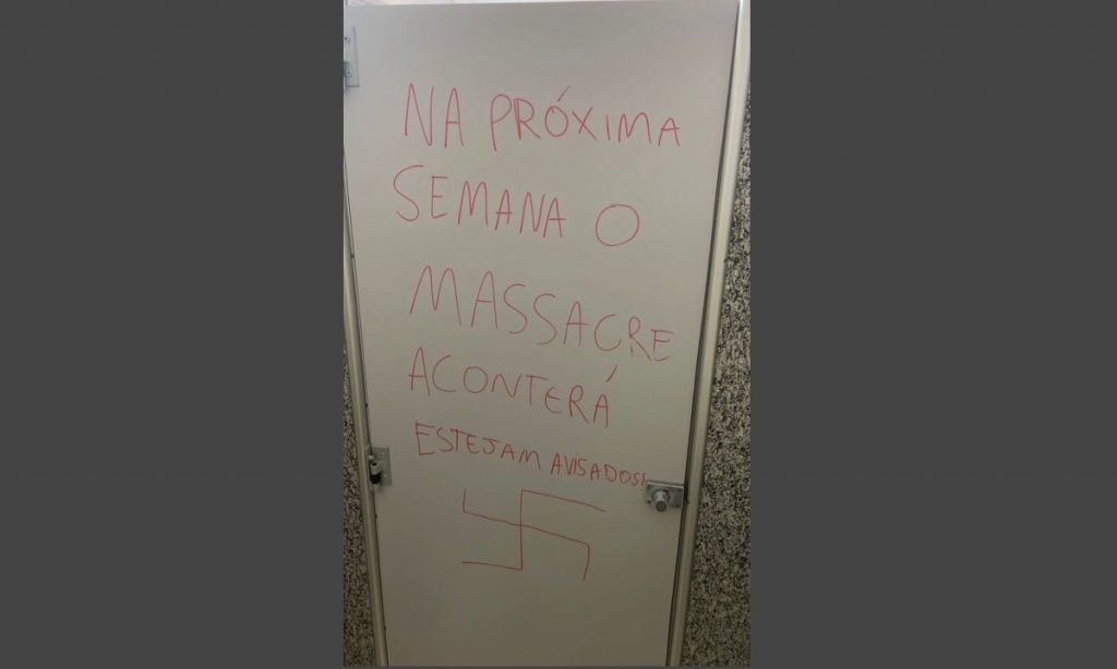 Ameaça de ataque nazista é encontrada em porta de banheiro de colégio em São Paulo