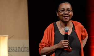 ‘Ensinando comunidade’, de bell hooks: Um livro sobre esperança