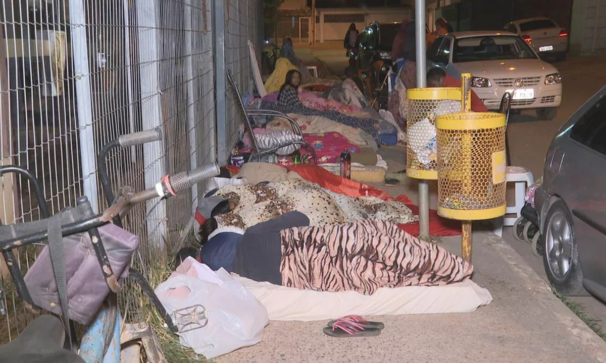 Mulher morre na fila do Cras, em Brasília, em busca de benefícios sociais