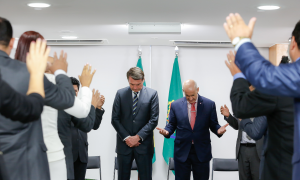 Em ano de eleição, Bolsonaro expande a isenção de impostos a pastores e outros religiosos