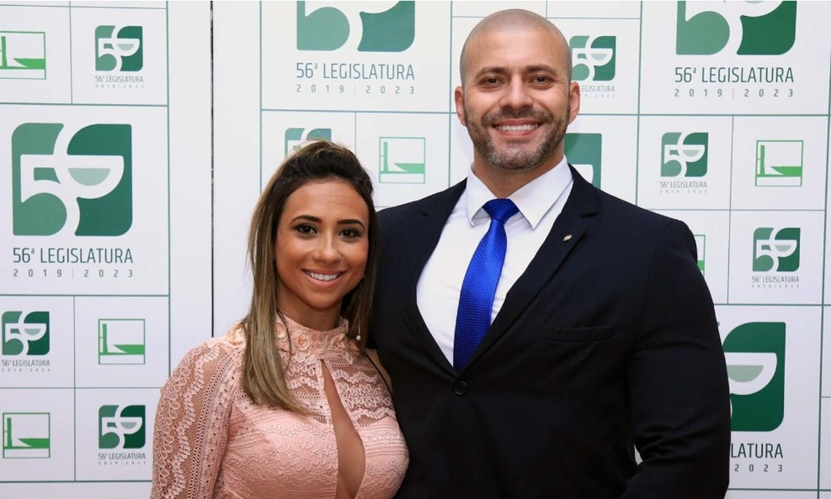 Moraes bloqueia redes sociais e conta bancária da esposa de Daniel Silveira CartaExpressa Moraes bloqueia redes sociais e conta bancária da esposa de Daniel Silveira CartaExpressa