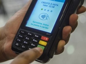 Texto do Desenrola propõe limitar juros do cartão de crédito a 100% da dívida